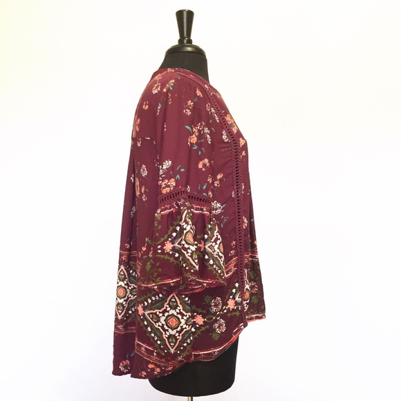 🍩Floral bell sleeve blouse maroon size medium - Picture 3 of 10